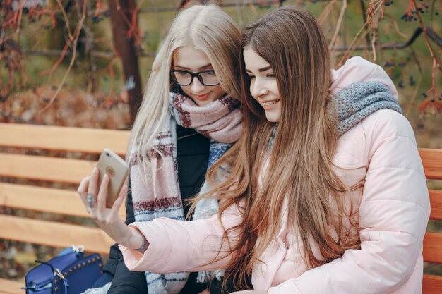 Schal Telefon Gesicht Glamour draußen