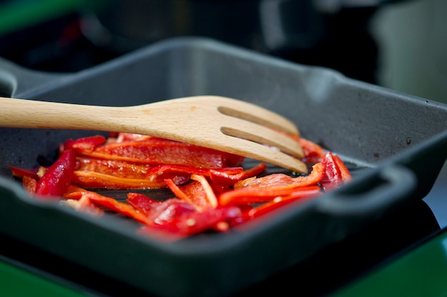 Schale mit roten Paprika und einer Holzgabel