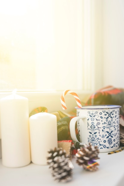 Kostenloses Foto schale mit zuckerstange nahe hindernissen und kerzen