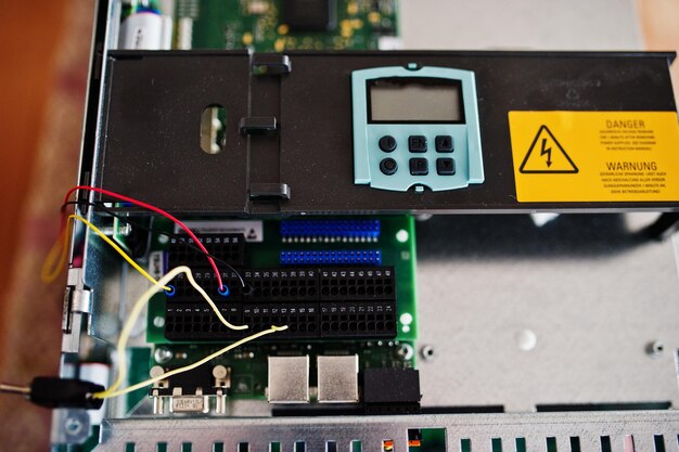 Schalttafel, Stromzähler und Leistungsschalter, Überarbeitungsstation für Drehzahlregler mit elektrischem Frequenzumrichter