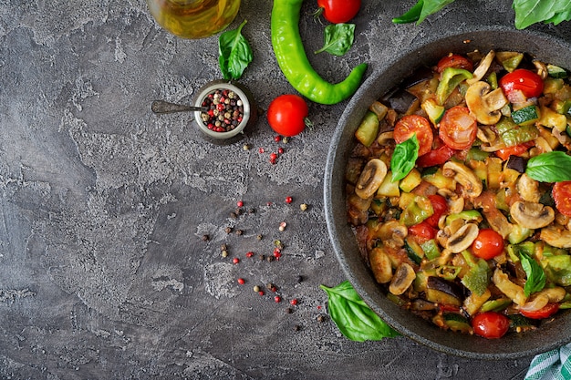 Kostenloses Foto scharfe eintopfaubergine, paprika, tomate, zucchini und pilze.