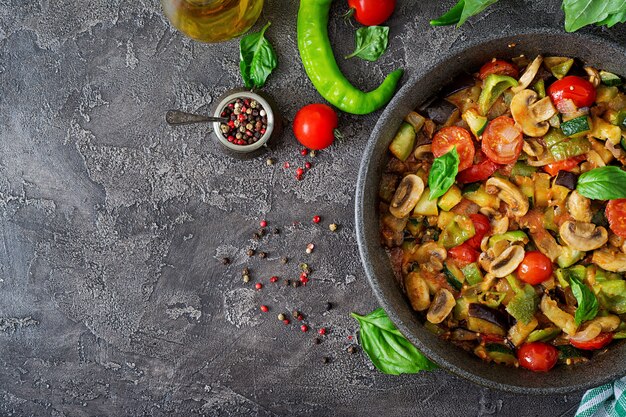 Scharfe Eintopfaubergine, Paprika, Tomate, Zucchini und Pilze.