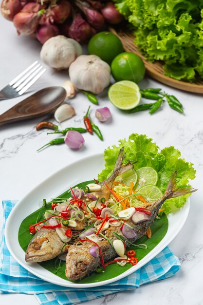 Scharfe und würzige Makrele Mit thailändischen Zutaten dekoriert
