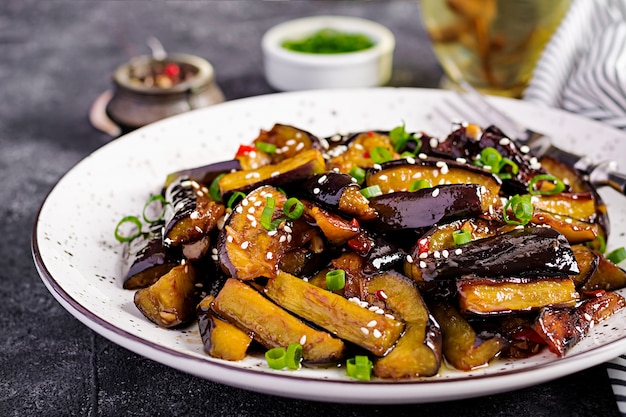 Scharfe würzige Eintopf-Aubergine im koreanischen Stil mit Frühlingszwiebeln