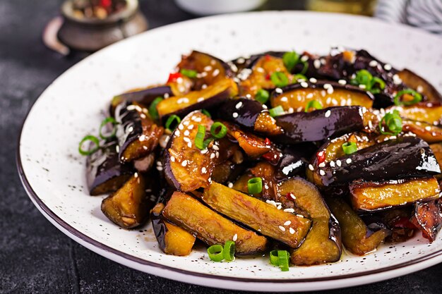 Scharfe würzige Eintopf-Aubergine im koreanischen Stil mit Frühlingszwiebeln