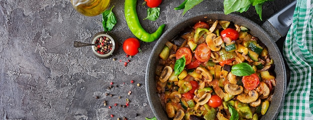 Scharfe würzige Eintopf-Auberginen, Paprika, Tomaten, Zucchini und Pilze. Flach liegen. Draufsicht.