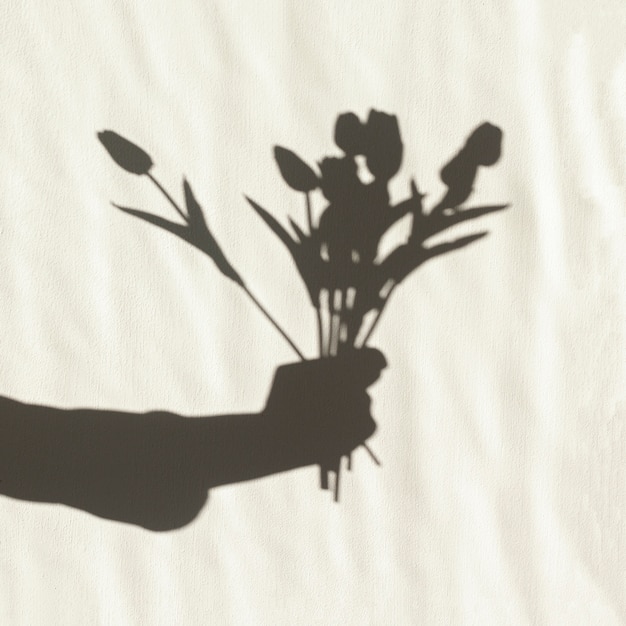 Schatten der Hand, die Tulpen hält