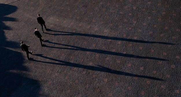 Schatten der Trauzeugen und des Bräutigams im Freien