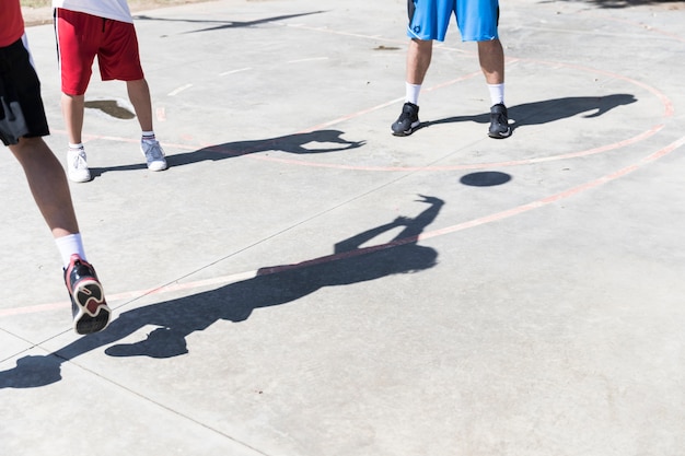 Schatten des Basketball-Spielers auf einem Freiengericht