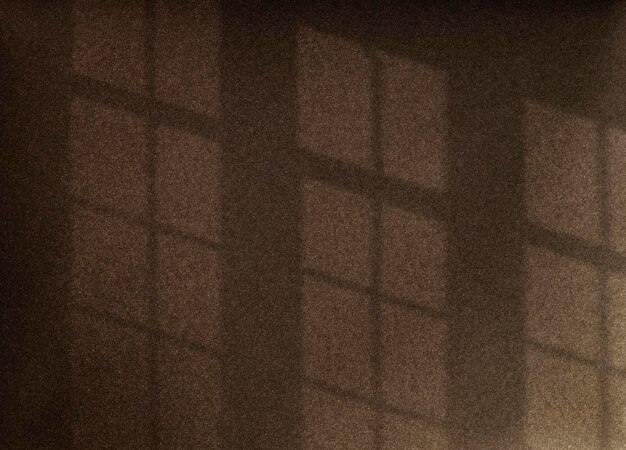 Schatten des Fensters an einer braunen Wand