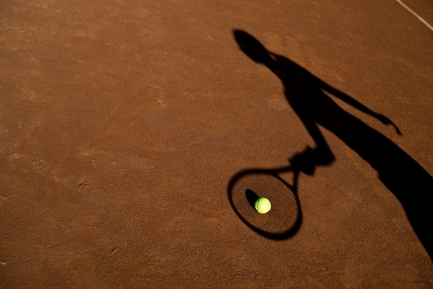 Schatten eines Tennisspielers mit einer Kugel