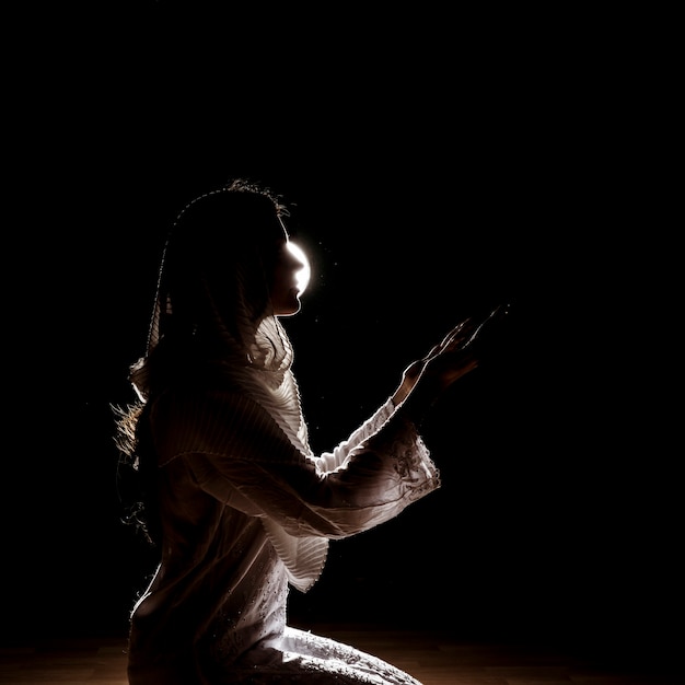 Schattenbild der moslemischen Frau betend