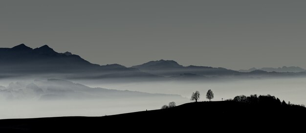 Schattenbild des Berges während des Sonnenuntergangs