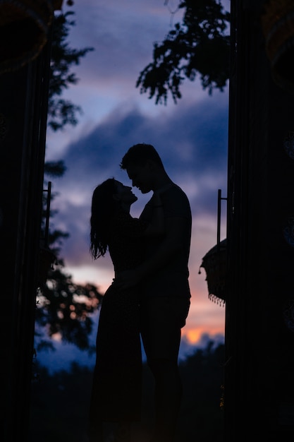Schattenbild des Paares auf Sonnenunterganghintergrund