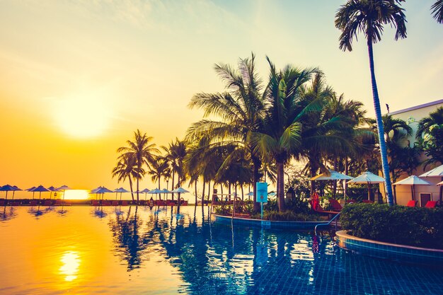 Schattenbildpalme auf dem Swimmingpool