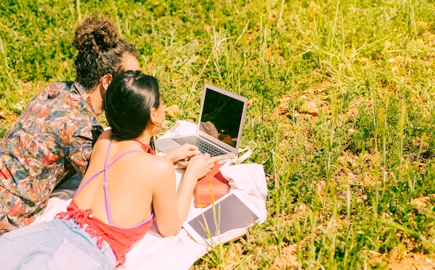 Kostenloses Foto schatze, die laptop auf dem gebiet verwenden