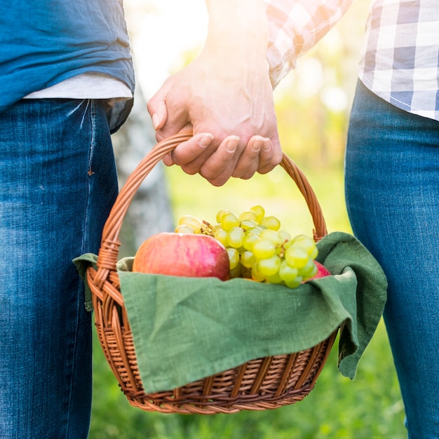 Schatze mit Picknickkorb im Park