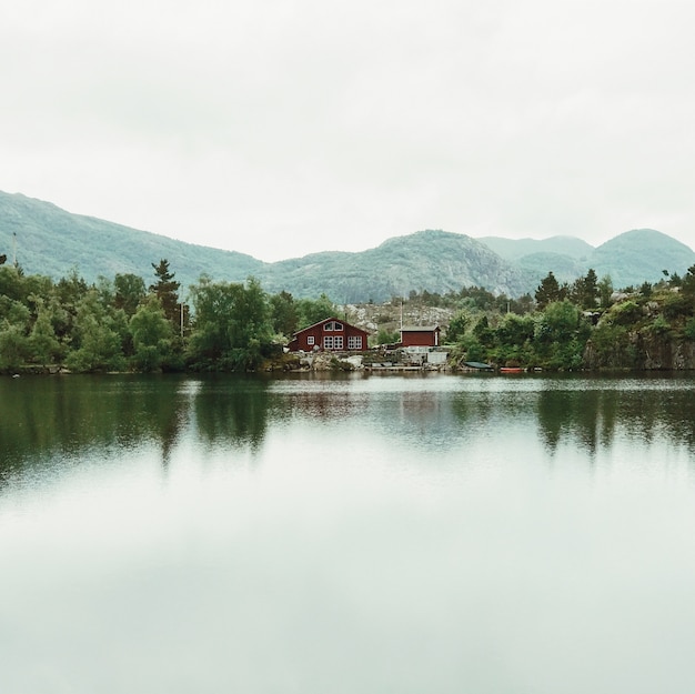 Kostenloses Foto schau über den see an einsamen hütten am ufer