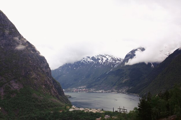 Schau von den oberen und schweren Wolken über den Fjorden