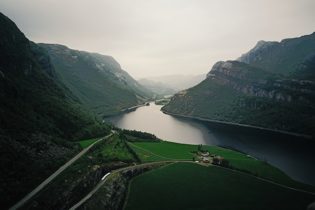 Schauen Sie von oben auf den Fluss durch die Fjorde