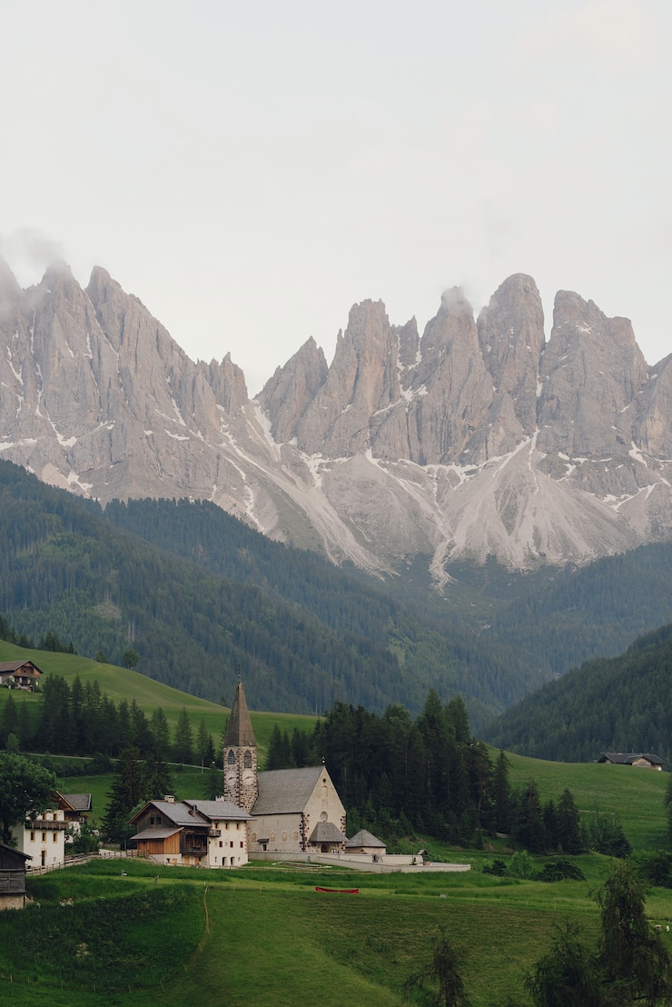 Kostenlose Foto schauen sie von weitem auf eine kirche in den italienischen dolomiten