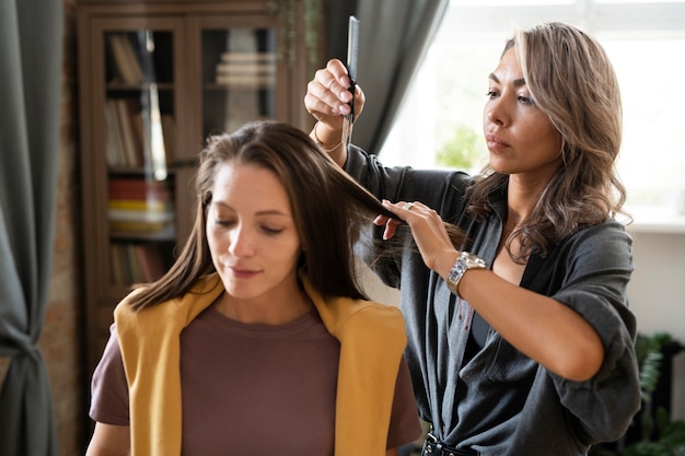 Kostenloses Foto schauspielerin wartet darauf, dass ihre haare fertig sind