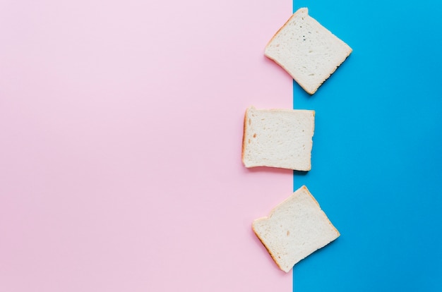 Kostenloses Foto scheibe brot mit farbigem hintergrund