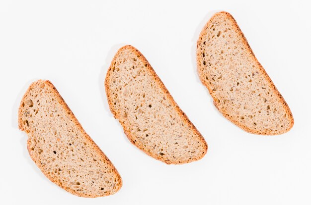 Scheibe brot mit farbigem hintergrund