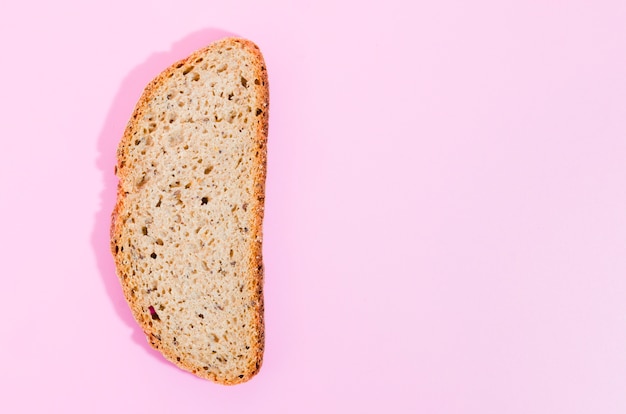 Scheibe brot mit farbigem hintergrund