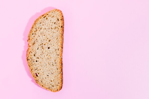 Scheibe brot mit farbigem hintergrund