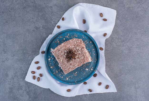 Scheibe Kakaokuchen auf blauem Teller.