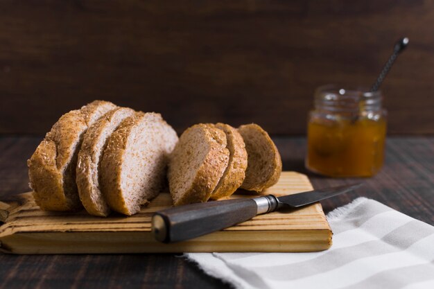 Scheiben brot auf hölzernem Brett mit Honig