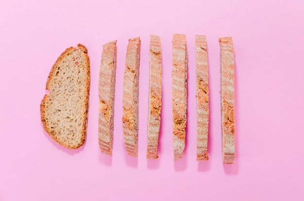 Scheiben brot mit farbigem hintergrund