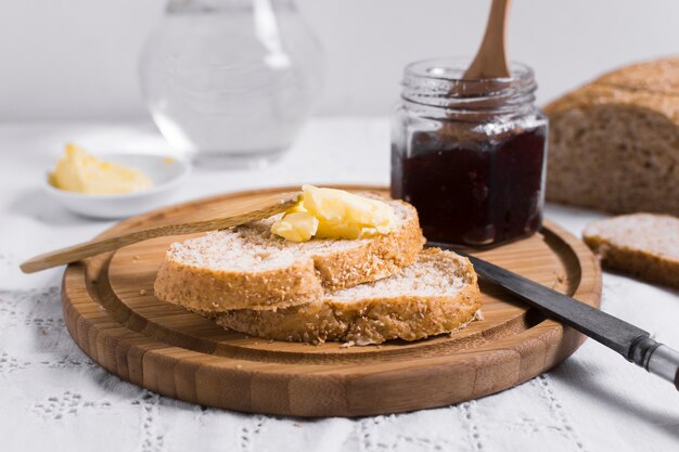 Scheiben brot mit Vorderansicht der Marmelade und der Butter