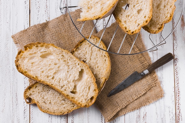 Scheiben brot und Draufsicht des Eisenkorbes