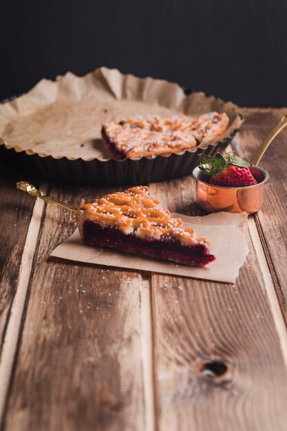 Scheiben der leckeren Torte auf Backform und Papier