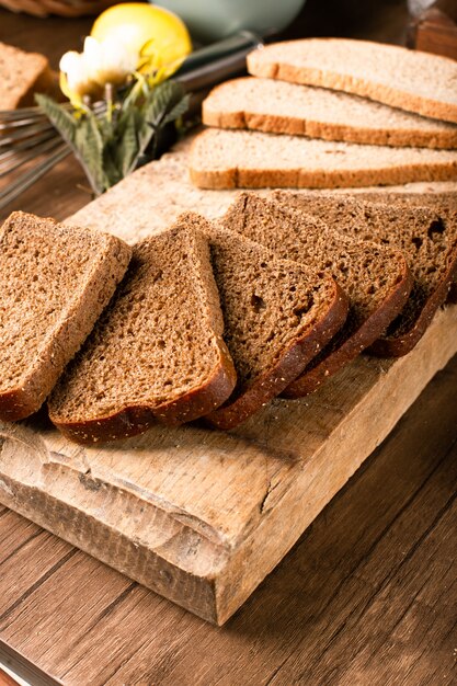 Scheiben dunkles Brot auf dem Küchenbrett