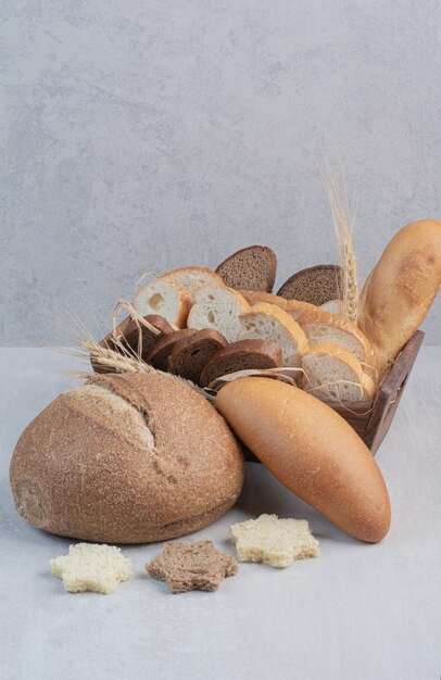 Scheiben frisches Brot auf Marmorhintergrund.