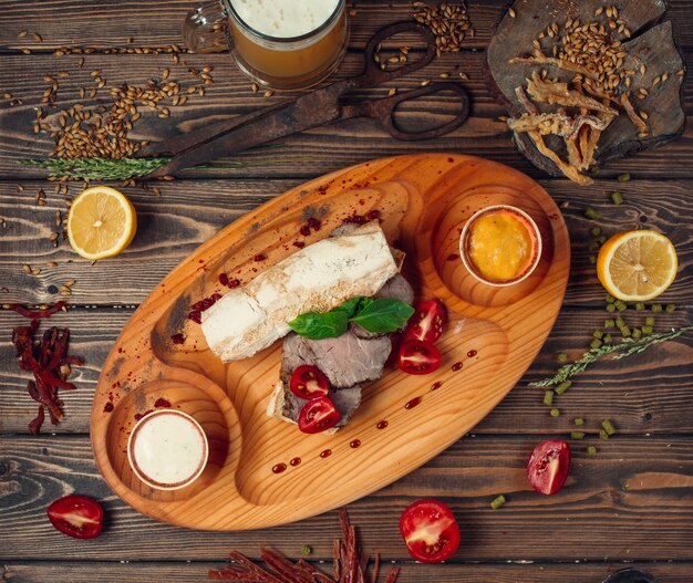 Scheiben Rindfleisch im Brot mit Tomaten