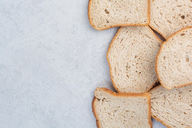 Scheiben Roggenbrot auf Steinoberfläche