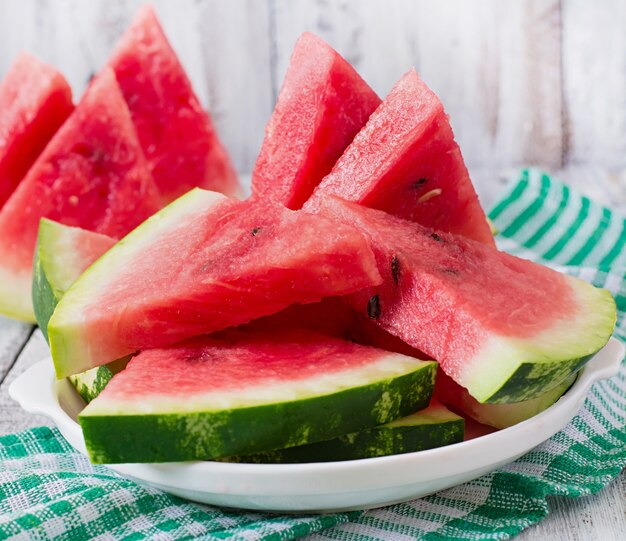 Scheiben saftiger und leckerer Wassermelone auf einem weißen Teller