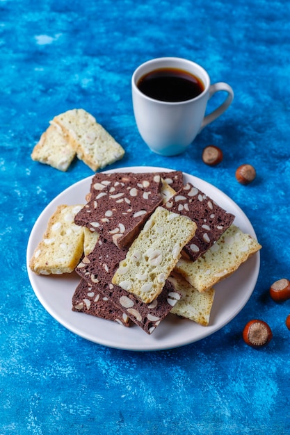 Scheiben trockenes brot mit haselnüssen.