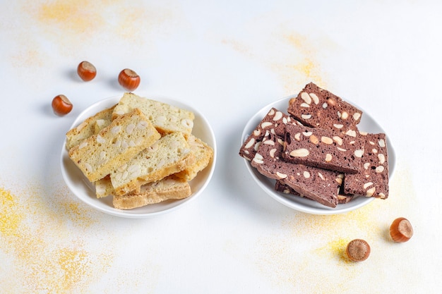 Scheiben trockenes Brot mit Haselnüssen.