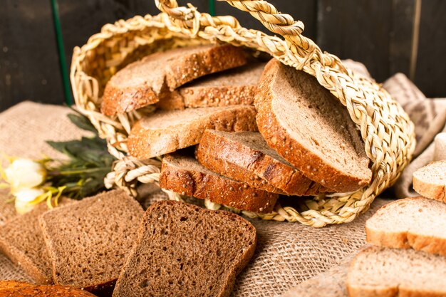 Scheiben von dunklem und weißem Brot in Schachtel mit leckeren türkischen Bagels