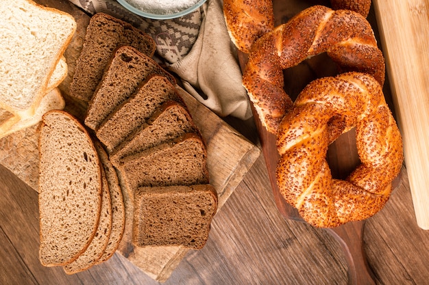 Scheiben von dunklem und weißem Brot und türkischen Bagels