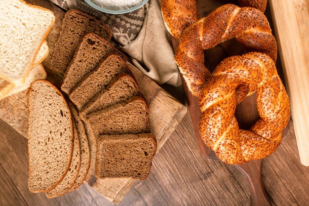 Scheiben von dunklem und weißem Brot und türkischen Bagels