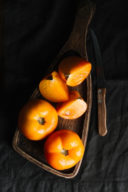 Scheiben von orange Tomaten auf einem Schneidebrett und einem Messer