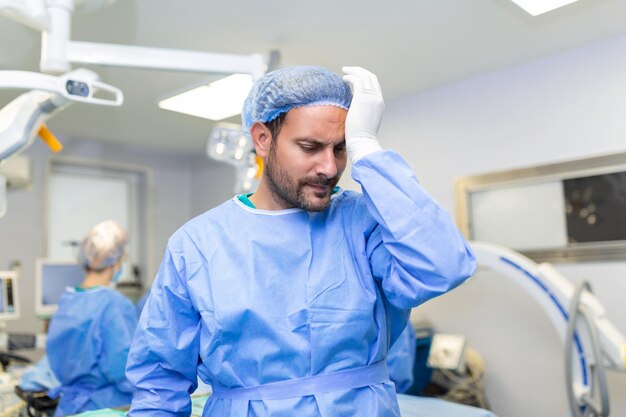 Scheitern Trauriger Chirurg weint Nach einer erfolglosen Operation fühlt er sich traurig und müde