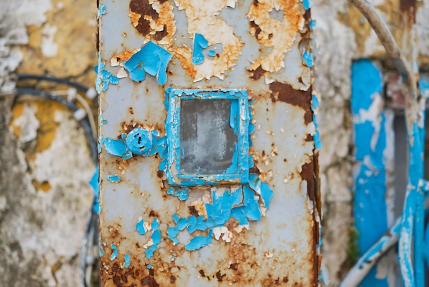 Kostenloses Foto schichten alter farbe lösen sich von der wand eines hauses. selektive fokusideen für eine hintergrund- oder tapetenrenovierung alter häuser