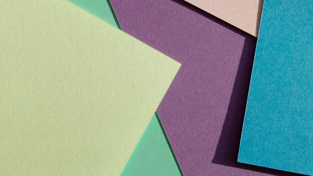 Schichten von farbigen Papieren und Schatten